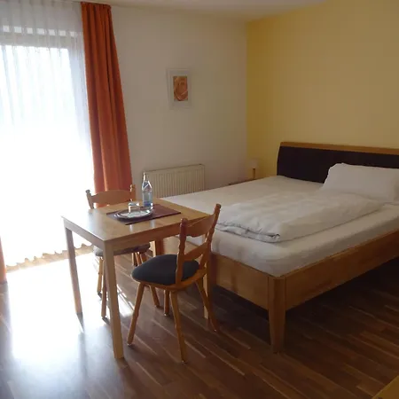 Gaestehaus Regina Homestay *